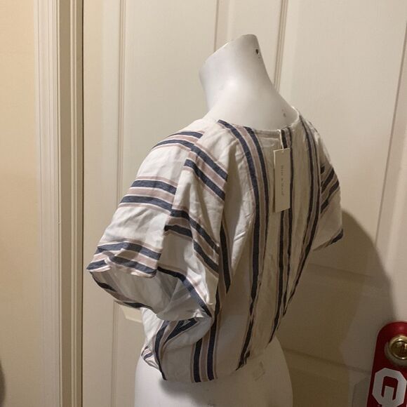 Sim & Sam crop V-neck Thai front Ray on top. Small - Picture 2 of 8